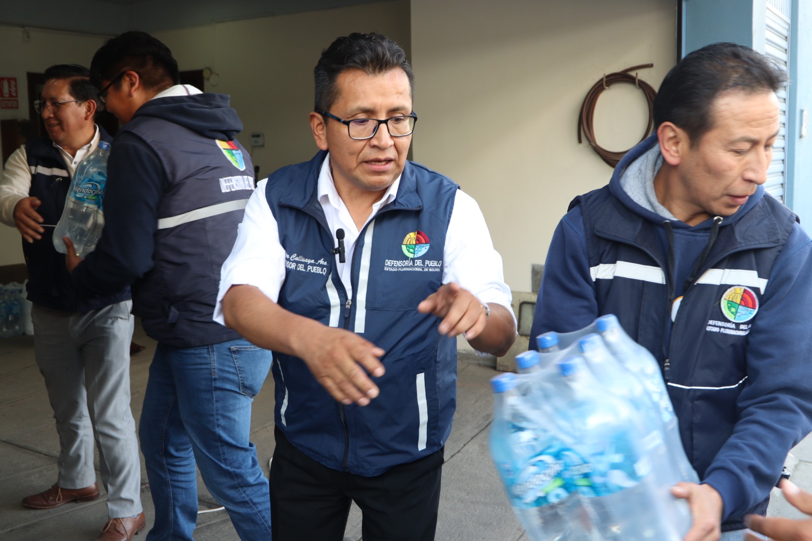 Defensoría del Pueblo envía 1.300 litros de agua a Palos Blancos y lanza campaña nacional ante contingencia por los incendios