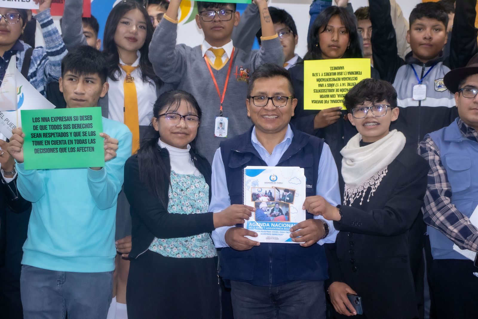 DEFENSOR DEL PUEBLO RECIBE LA AGENDA NACIONAL DE LA NIÑEZ Y ADOLESCENCIA LA CUAL BUSCA INCIDIR EN CANDIDATOS Y FUTURAS AUTORIDADES NACIONALES