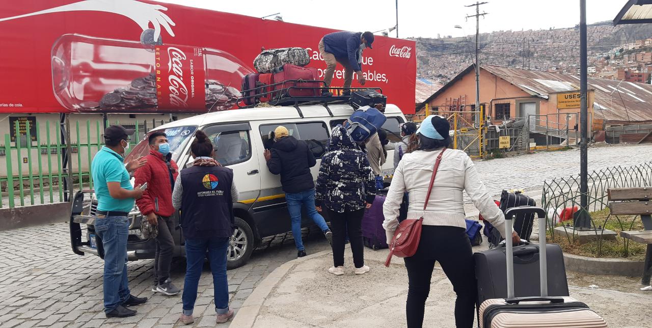 DEFENSORÍA DEL PUEBLO GESTIONÓ EL TRASLADO DE CONCIUDADANOS QUE LLEGARON DESDE IQUIQUE A LA CIUDAD DE LA PAZ