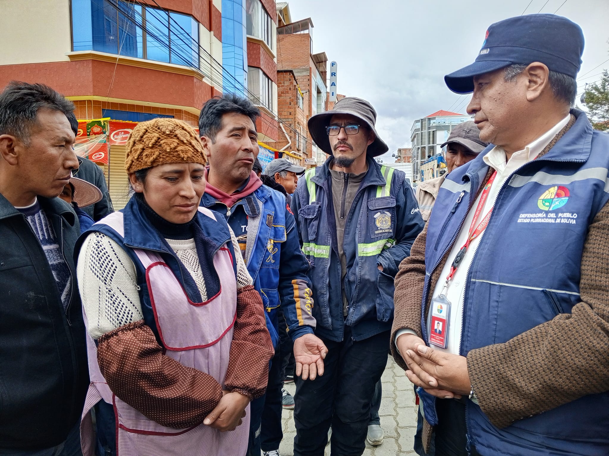 EL ALTO: DEFENSORÍA DEL PUEBLO REALIZÁ VERIFICATIVO A DENUNCIA POR DECOMISOS ILEGALES DE PRODUCTOS A COMERCIANTES EN EL SECTOR FARO MURILLO