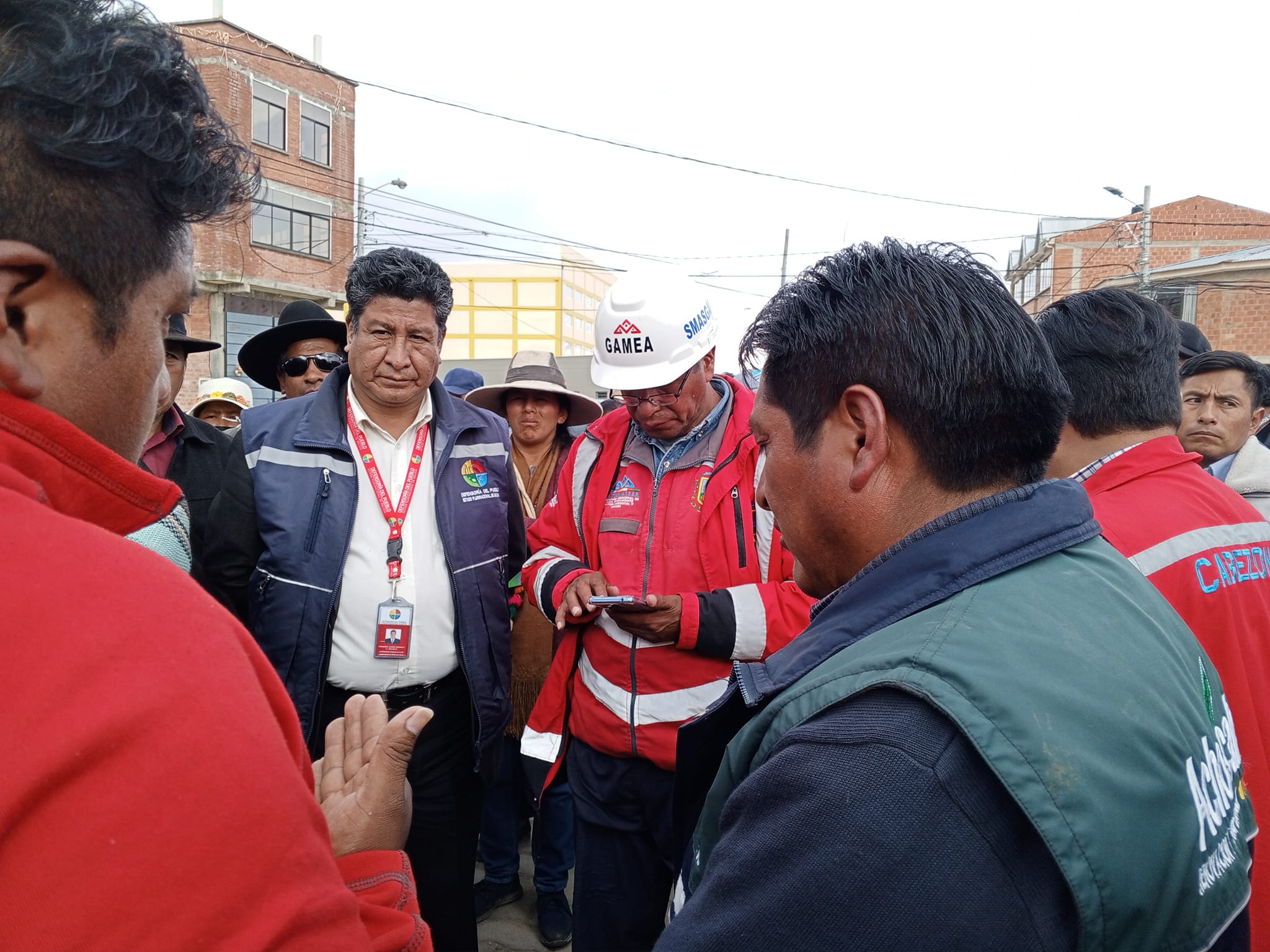 AFECTACIÓN POR LLUVIAS: LA DEFENSORÍA DEL PUEBLO IMPULSÓ DIÁLOGO ENTRE VECINOS MOVILIZADOS DE ACHOCALLA Y AUTORIDADES DE EL ALTO PARA PRIORIZAR TRABAJOS PREVENTIVOS QUE EVITEN NUEVOS DESLIZAMIENTOS DE TIERRA