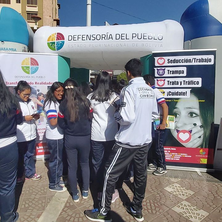 LA DEFENSORÍA DEL PUEBLO EN COCHABAMBA ORGANIZA MARCHA Y FERIA INTERINSTITUCIONAL CONTRA LA TRATA Y TRÁFICO DE PERSONAS Y DELITO