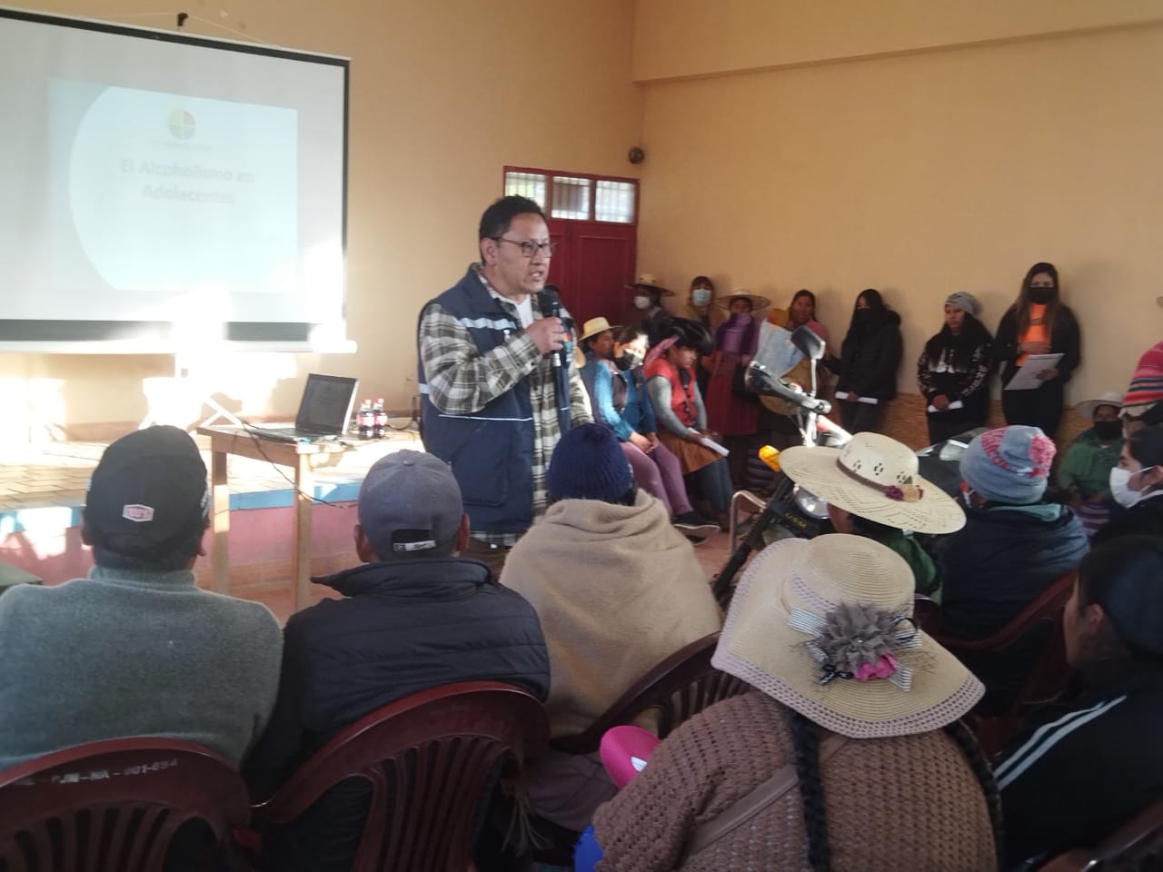 EN ORURO, LA INSTITUCIÓN DEFENSORIAL CAPACITA A PADRES DE LA UNIDAD EDUCATIVA NIÑO QUIRQUINCHO FELIZ SOBRE PREVENCIÓN DE LA VIOLENCIA