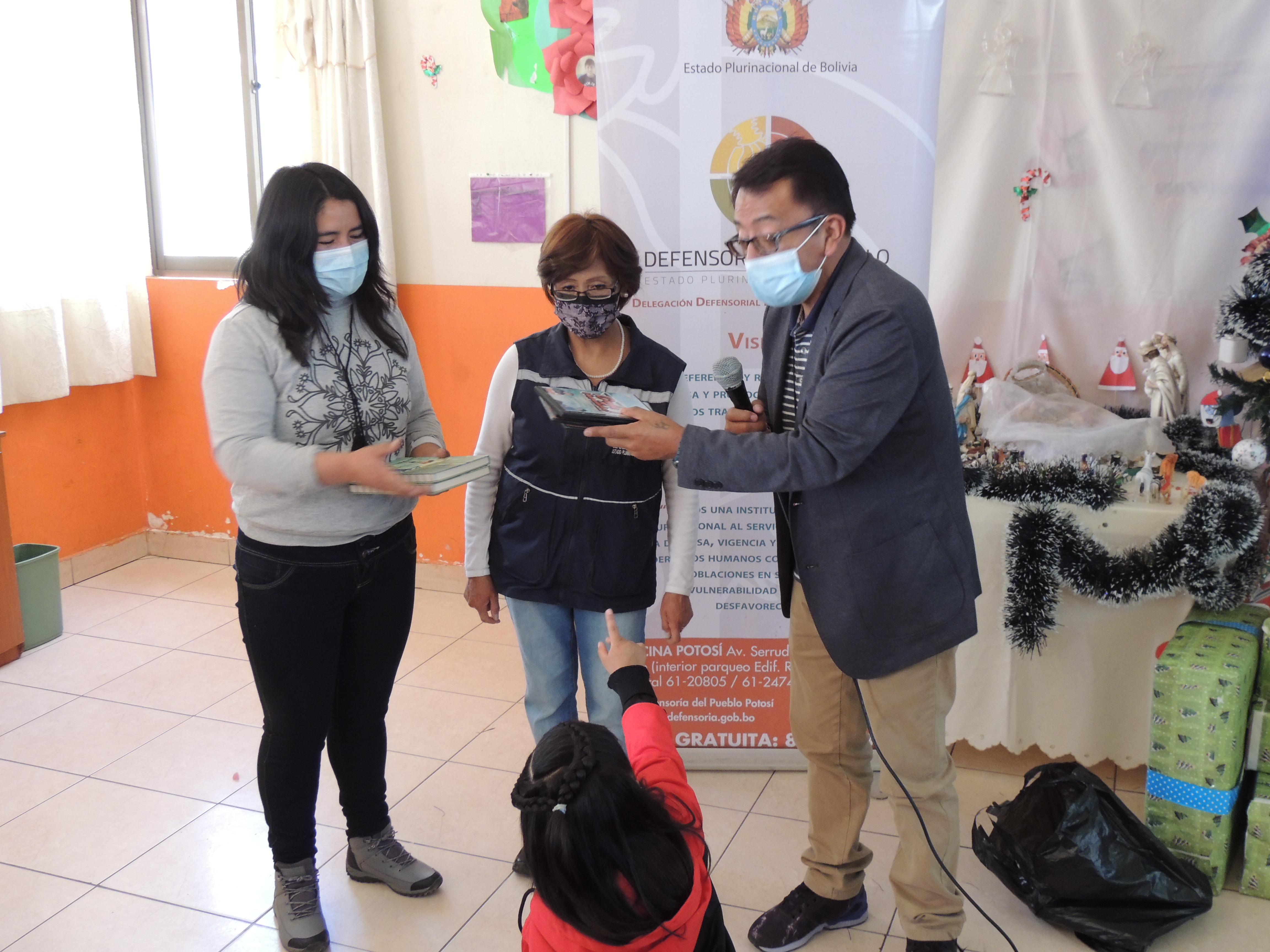 EN POTOSÍ, LA PRESENTACIÓN DEFENSORIAL PROMUEVE EL CUMPLIMIENTO DE LOS DERECHOS HUMANOS A TRAVÉS DE LA EXHIBICIÓN DE VIDEOS EDUCATIVOS