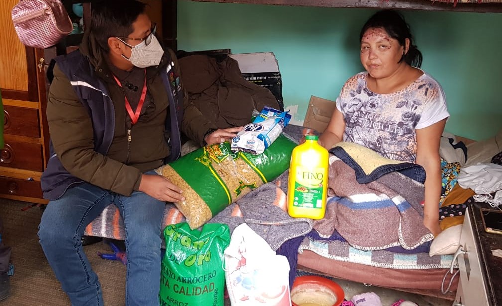 Defensoría del Pueblo entrega ayuda humanitaria a familia que sufrió quemaduras tras accidente en la ciudad de El Alto