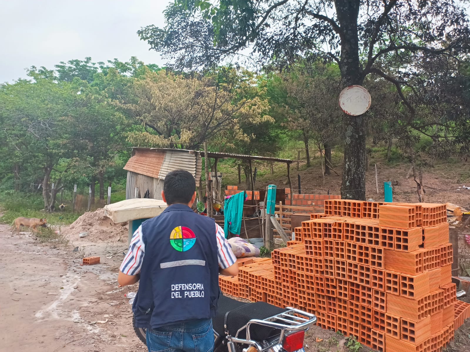 DEFENSORÍA DEL PUEBLO PROMUEVE ATENCIÓN A FAMILIA AFECTADA POR INCENDIO EN YACUIBA