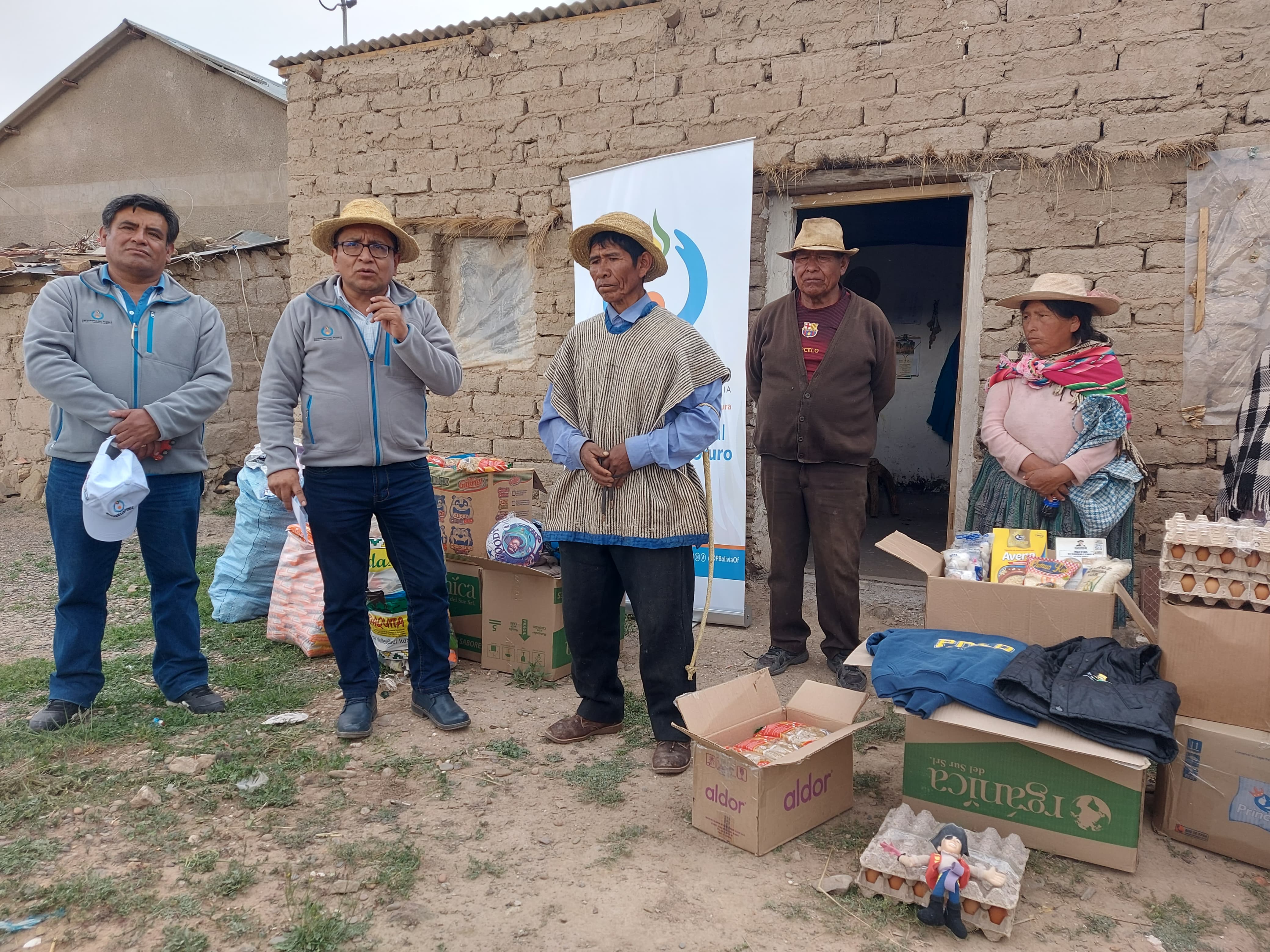 DEFENSOR DEL PUEBLO LLEGA A LA COMUNIDAD DE LOS URUS MURATOS, ENTREGA AYUDA HUMANITARIA Y PIDE APOYO DEL ESTADO PARA PLANTA DE SAL YODADA