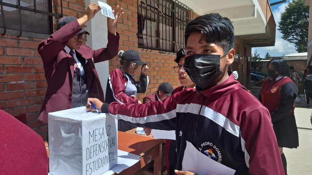 EL ALTO: MILES DE ESTUDIANTES EJERCEN SU "DERECHO DEMOCRÁTICO A ELEGIR" EN COMICIOS PARA NOMBRAR A LA DEFENSORA Y DEFENSOR ESTUDIANTIL