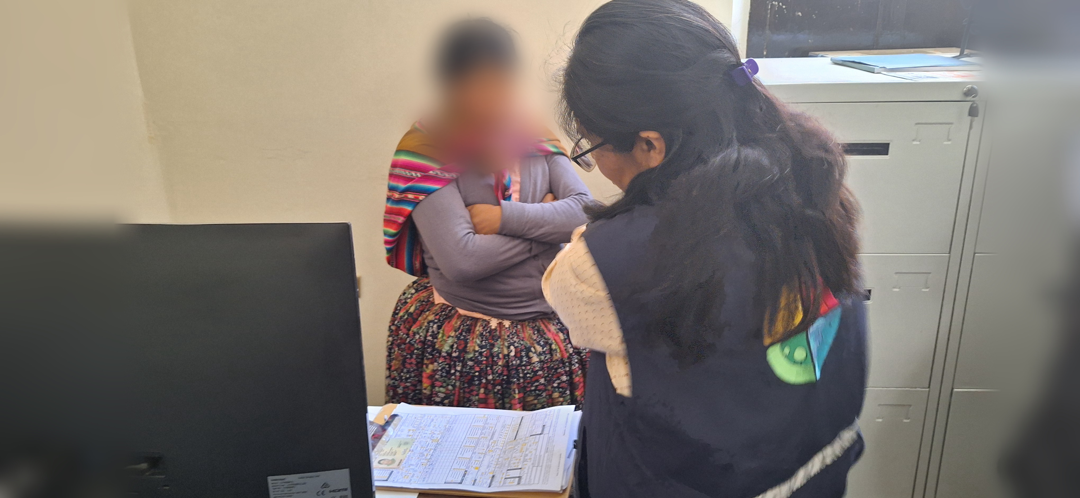 A GESTIÓN DE LA DEFENSORÍA DEL PUEBLO EN ORURO, LIBERAN A DOS DE CUATRO DETENIDOS EN EL DESBLOQUEO EN CARACOLLO   Tras varias gestiones de la delegación defensorial, la mañana de hoy, se logró la liberación de dos personas, de las cuatro detenidas, en el