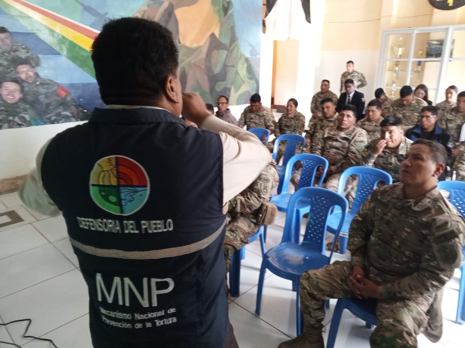 DELEGACIÓN DEFENSORIAL DE ORURO CAPACITA A INSTRUCTORES DEL REGIMIENTO CAMACHO SOBRE MECANISMOS DE PREVENCIÓN DE LA TORTURA