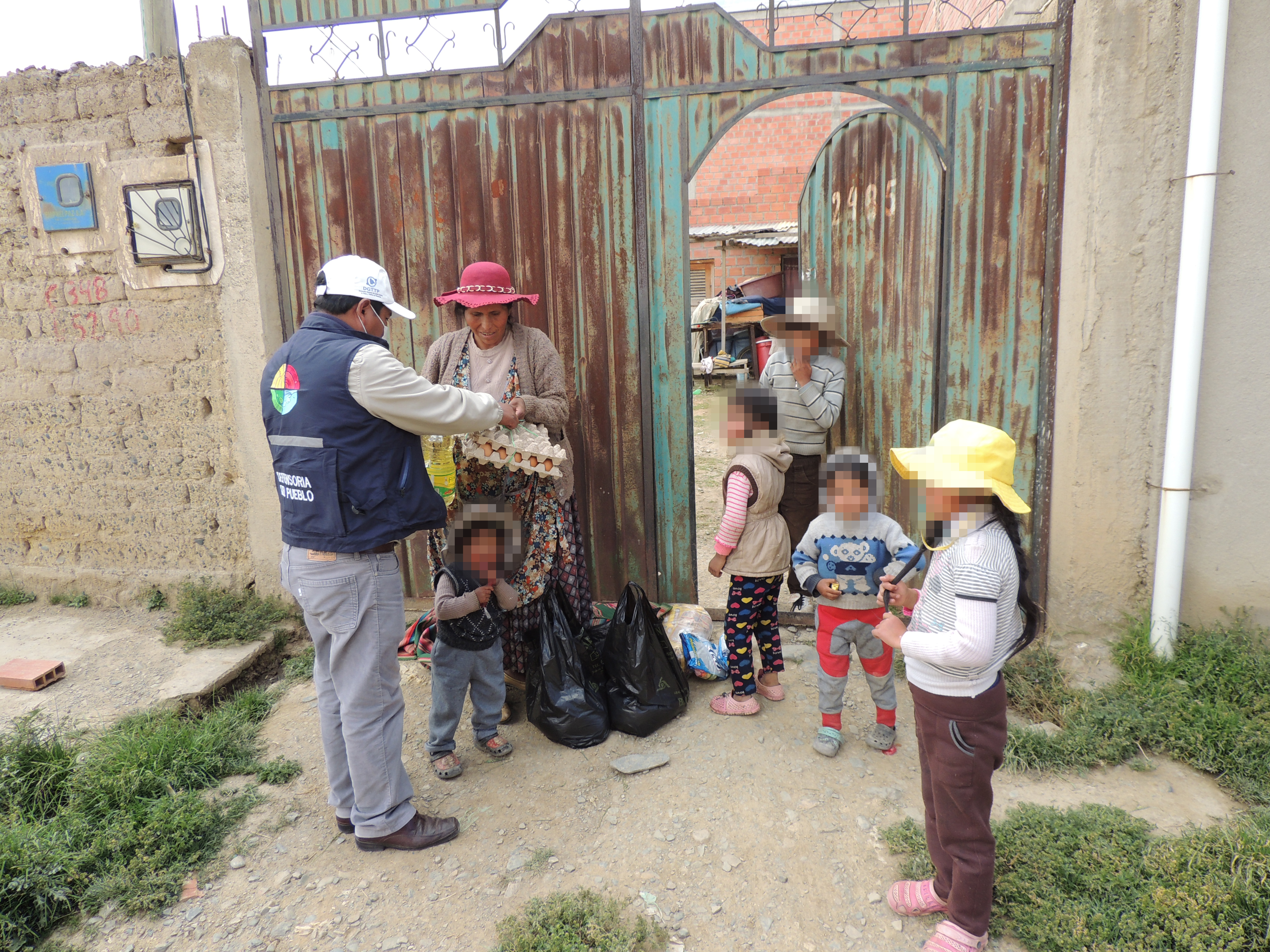 DEFENSORÍA DEL PUEBLO CONTINÚA CON LA ENTREGA DE AYUDA SOLIDARIA A FAMILIAS VULNERABLES PARA SOBRELLEVAR LA CUARENTENA