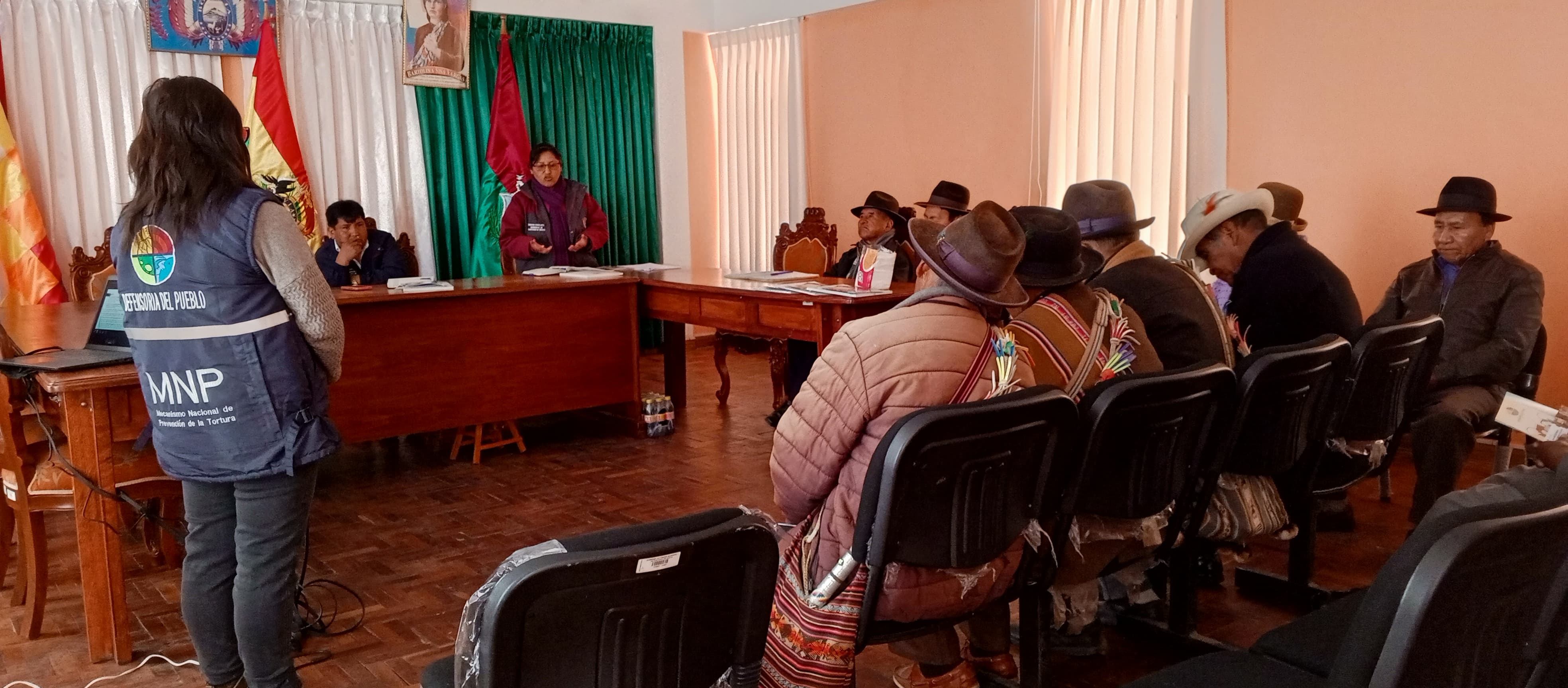 SANTIAGO DE HUATA: LA DEFENSORÍA DEL PUEBLO CAPACITA A CONCEJALES Y AUTORIDADES INDIGENA ORIGINARIO CAMPESINOS SOBRE LA LEY N° 243 CONTRA EL ACOSO Y VIOLENCIA POLÍTICA HACIA LAS MUJERES