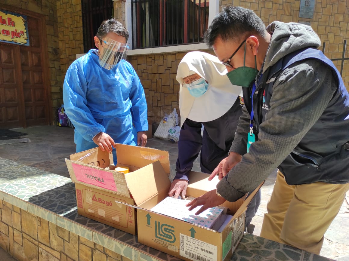 DEFENSORÍA DEL PUEBLO ENTREGA LOTE DE MEDICAMENTOS AL HOGAR "LA SAGRADA FAMILIA"