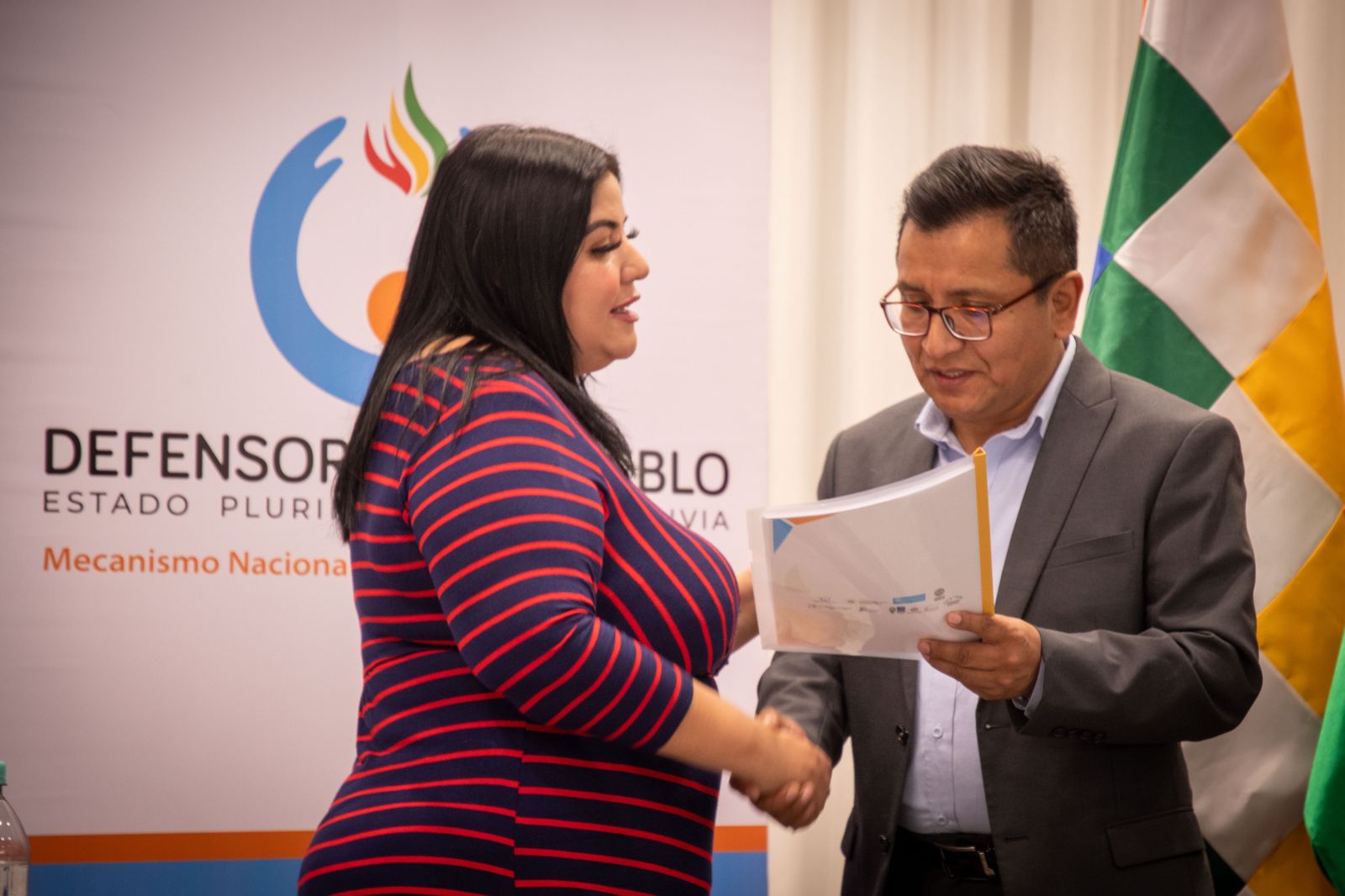 DEFENSOR DEL PUEBLO Y SOCIEDAD CIVIL ENTREGAN AL GOBIERNO PROPUESTA DE REGLAMENTO DE LA LEY 1680 EN FAVOR DE HIJAS E HIJOS HUÉRFANOS VÍCTIMAS DE FEMINICIDIO