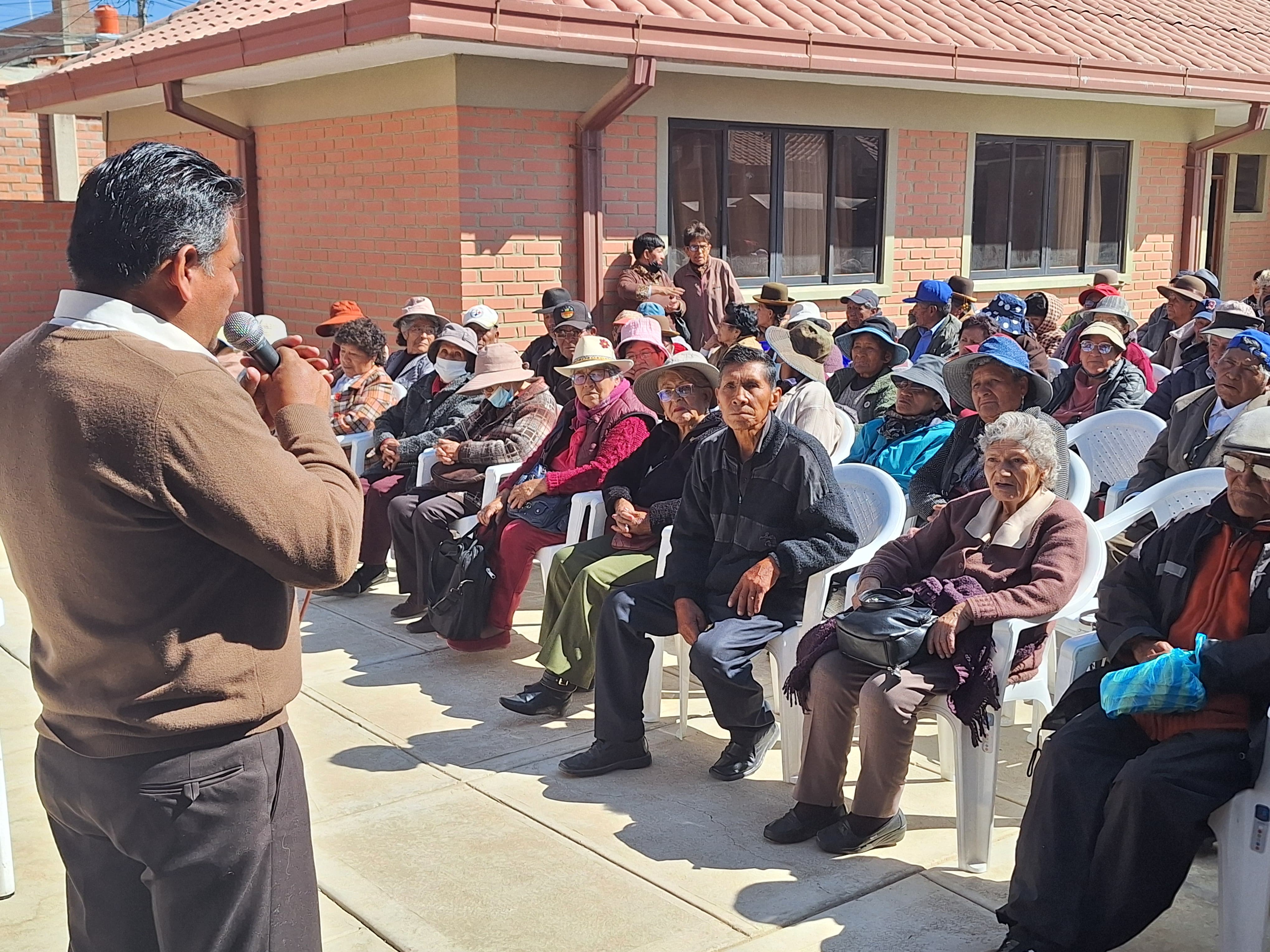 DELEGACIÓN DEFENSORIAL DE ORURO ORGANIZA ENCUENTRO INTERGENERACIONAL CON ADULTOS MAYORES Y ADOLESCENTES EN CONMEMORACIÓN AL DÍA DE LA DIGNIDAD DE LAS PERSONAS ADULTAS MAYORES DE BOLIVIA