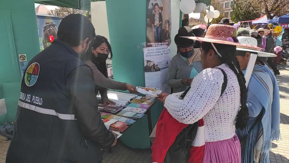 DELEGACION DEFENSORIAL DE ORURO PARTICIPA EN FERIAS EN CONMEMORACIÓN AL DÍA INTERNACIONAL DE LA FAMILIA