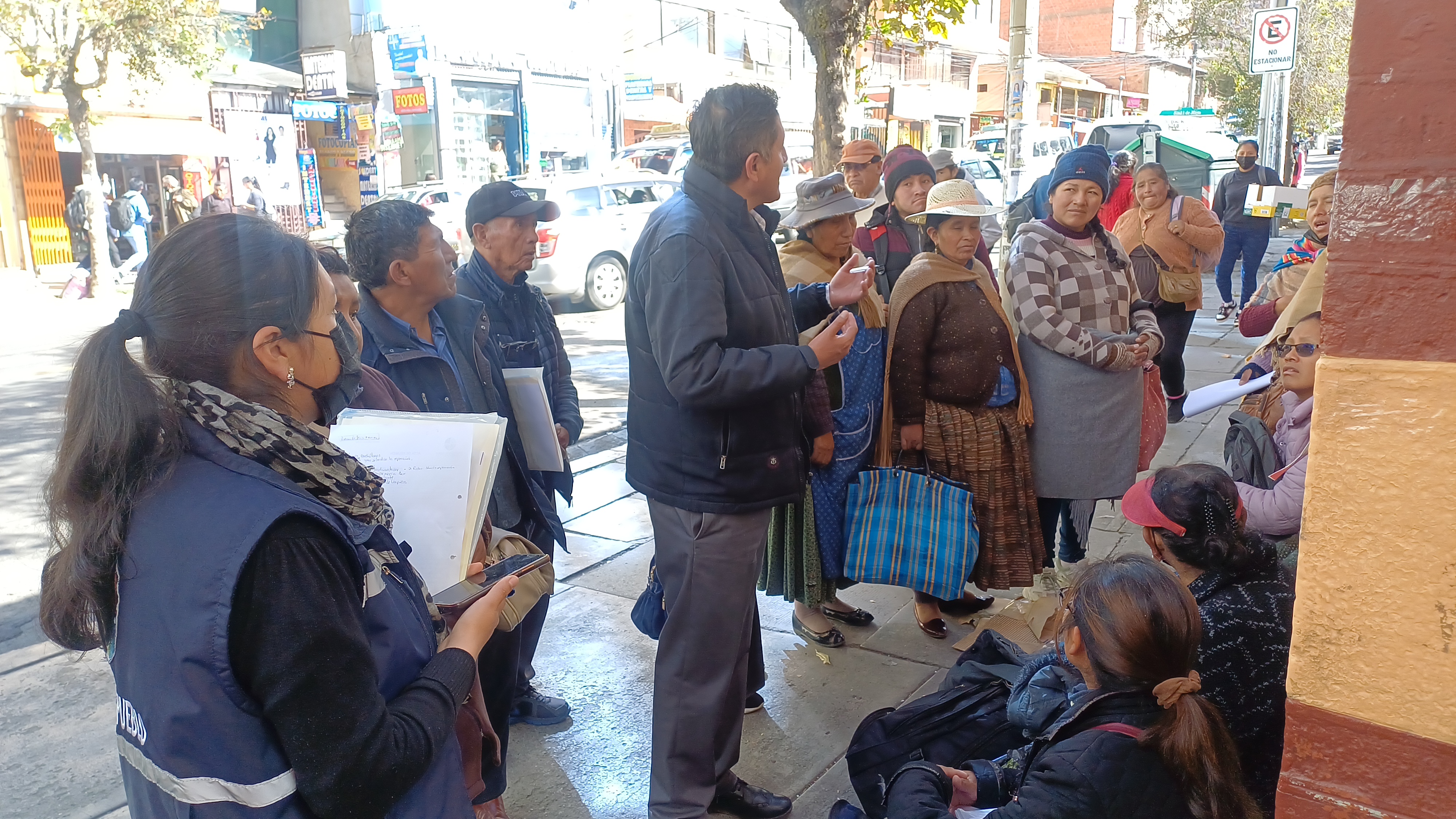 La Paz: Defensoría del Pueblo verificó el nuevo sistema de entrega de fichas a los pacientes del Hospital de Clínicas