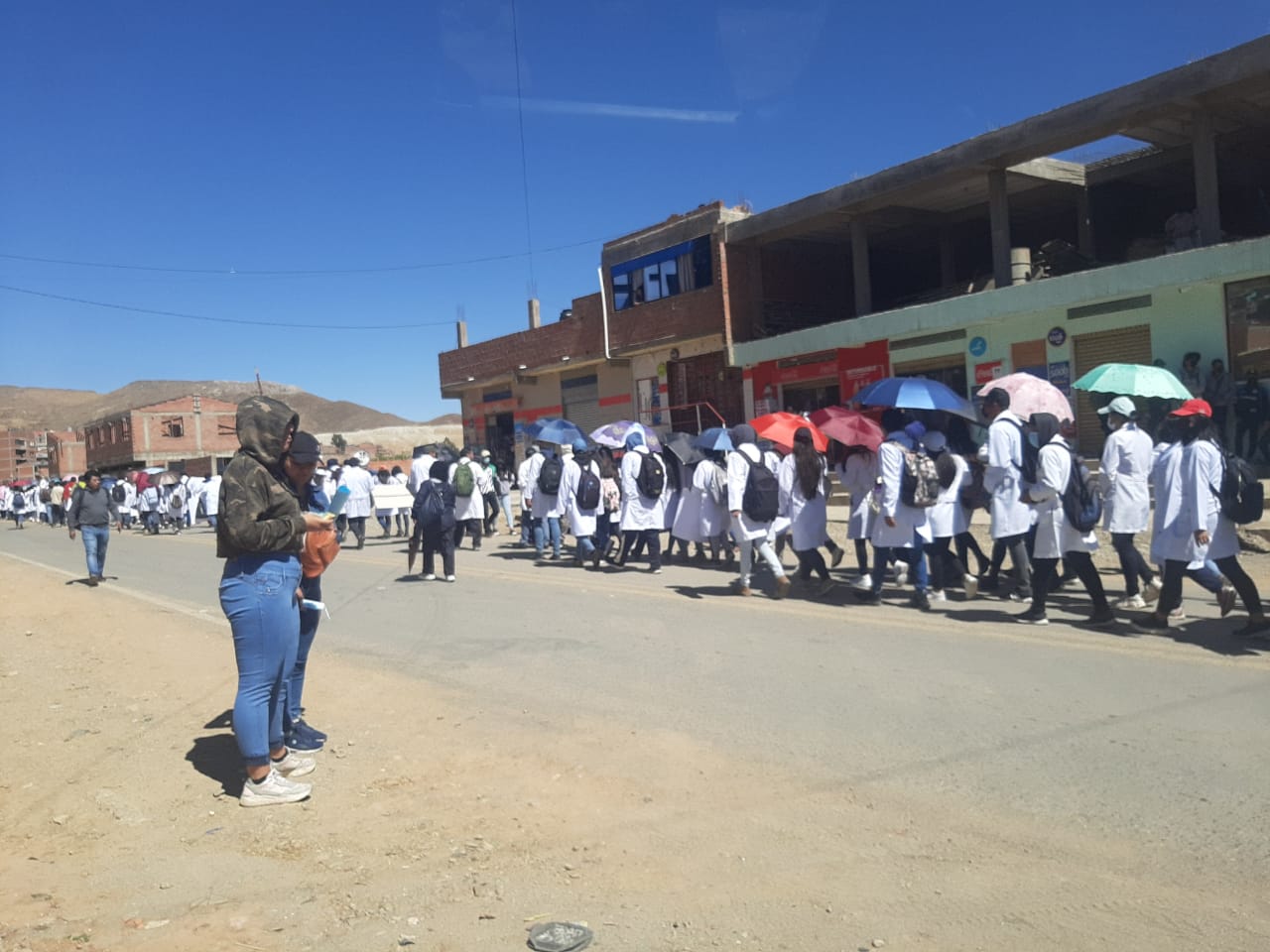 EN EL MUNICIPIO DE LLALLAGUA, LA DEFENSORÍA DEL PUEBLO CONVOCA AL DIALOGO  POR EL CONFLICTO ENTRE UN DISTRITO Y LA UNIVERSIDAD NACIONAL  SIGLO XX.