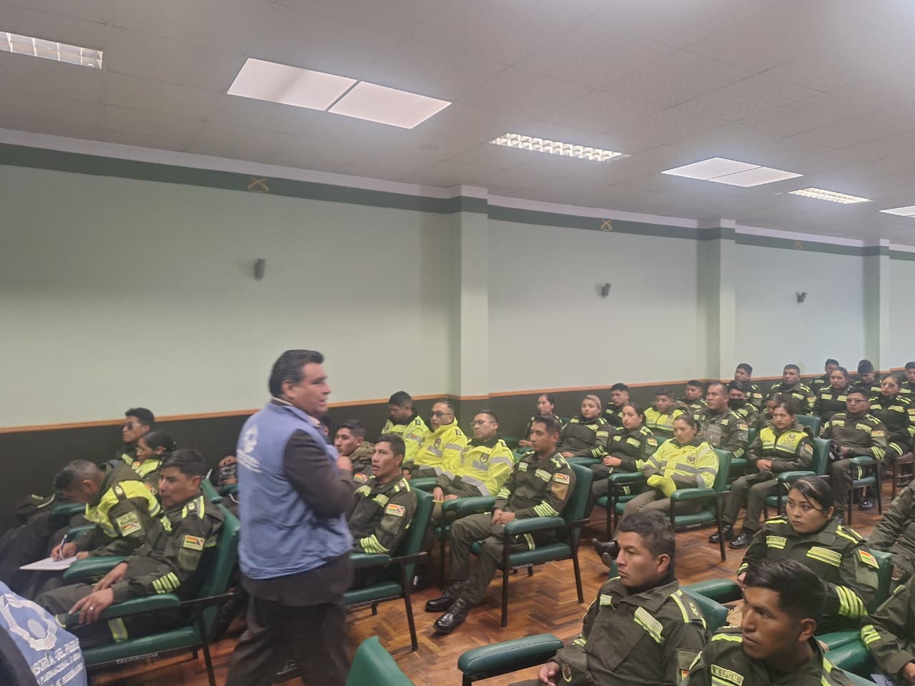 EN ORURO: DEFENSORÍA DEL PUEBLO FORTALECE CAPACIDADES POLICIALES EN DERECHOS HUMANOS Y LUCHA CONTRA EL RACISMO