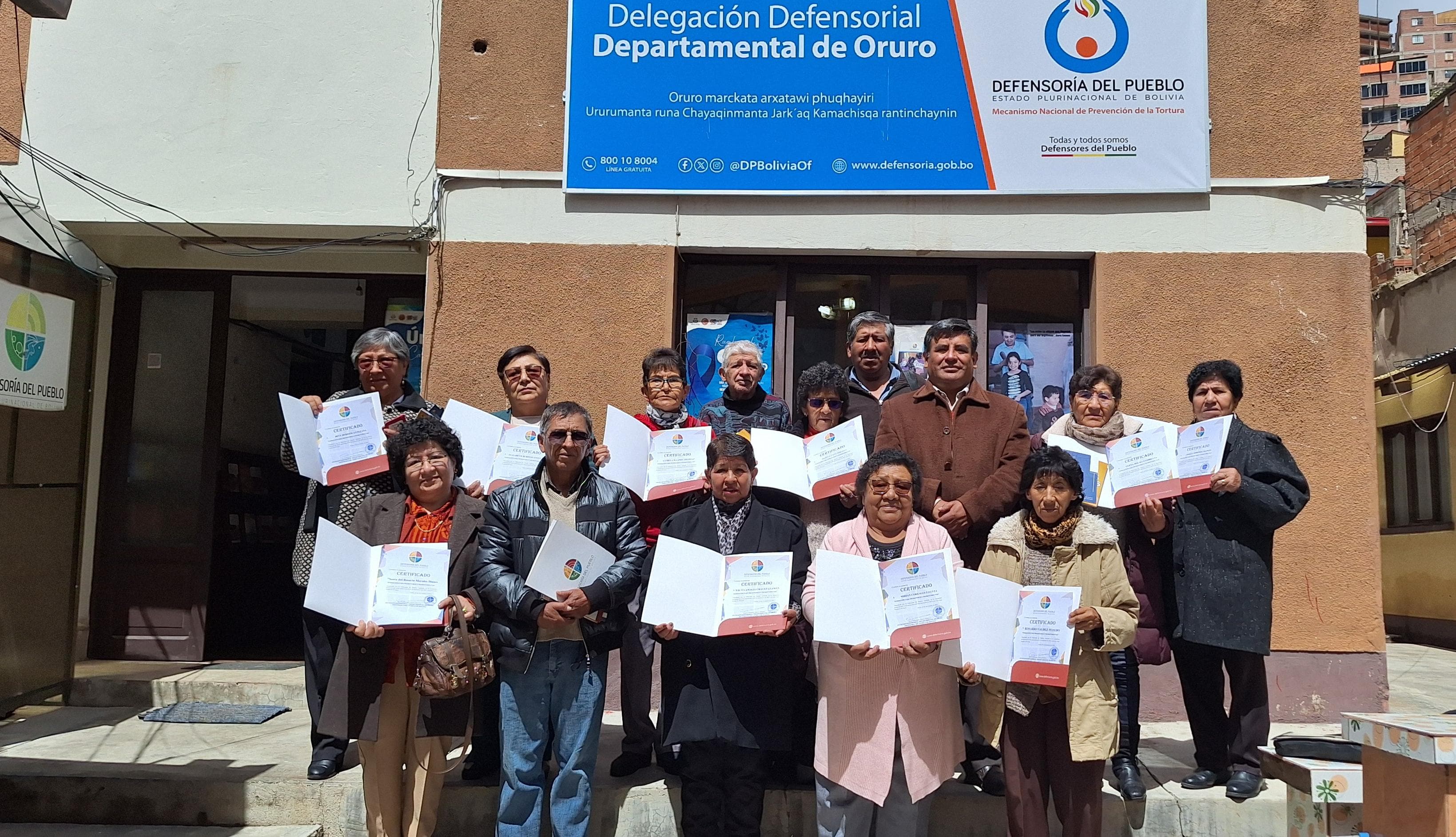 EN ORURO, 16 ADULTOS MAYORES RECIBIERON CERTIFICADOS COMO PROMOTORAS Y PROMOTORES EN DERECHOS HUMANOS