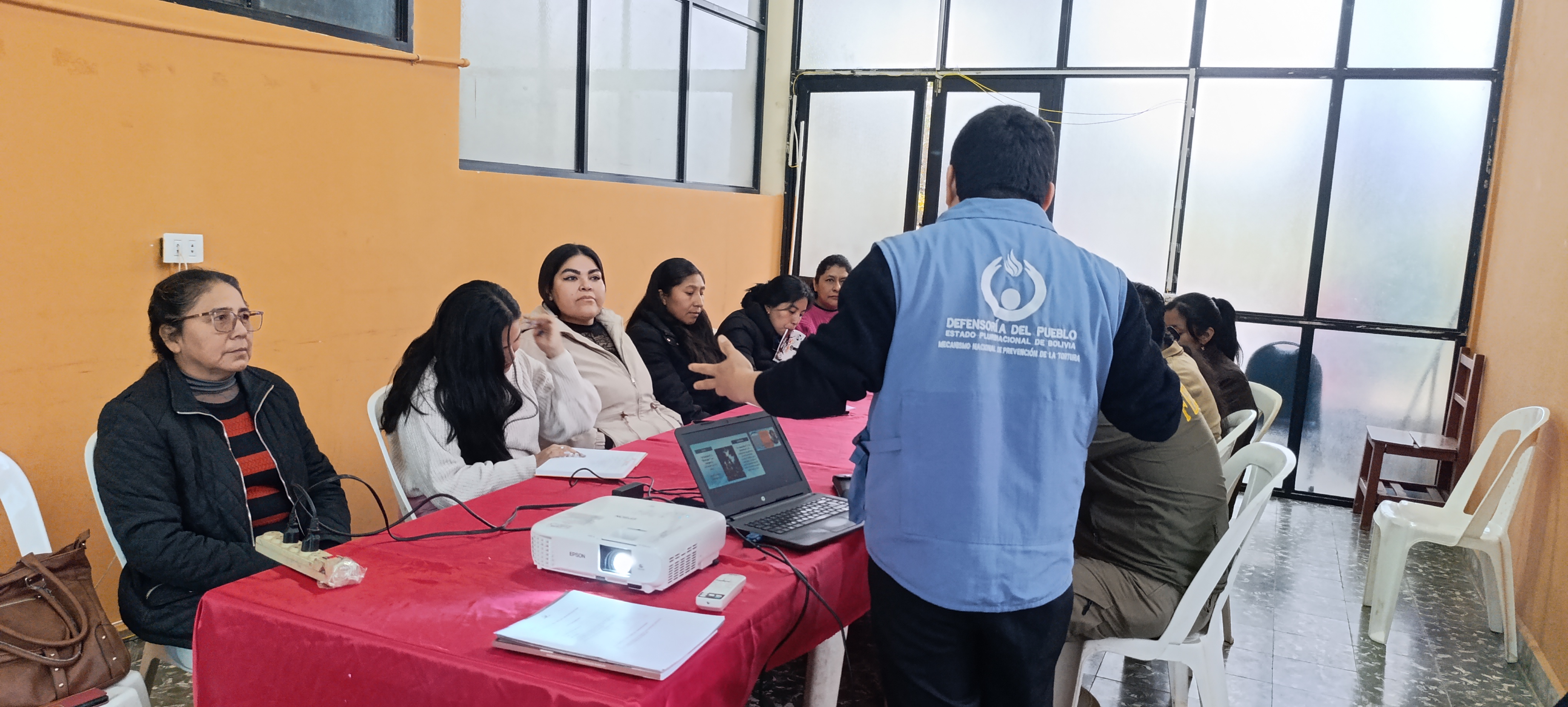 Defensoría del Pueblo fortalece prevención de matrimonios y uniones infantiles forzadas, con taller dirigido a servidores municipales de Villa Montes