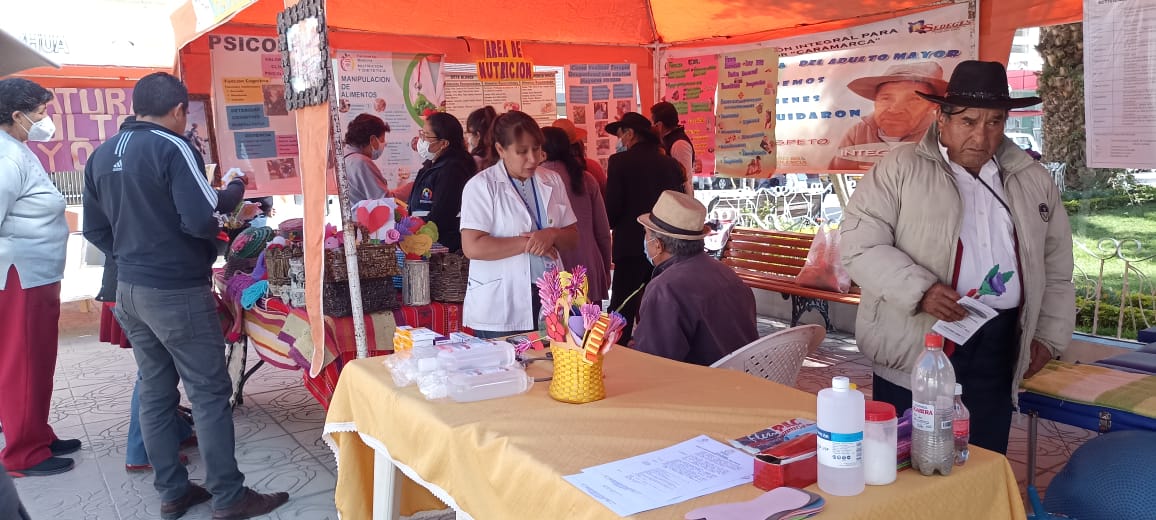 LA DEFENSORÍA DEL PUEBLO PARTICIPÓ DE LA “FERIA DE ATENCIÓN INTEGRAL AL ADULTO MAYOR” REALIZADO EN EL MUNICIPIO DE COLCAPIRHUA