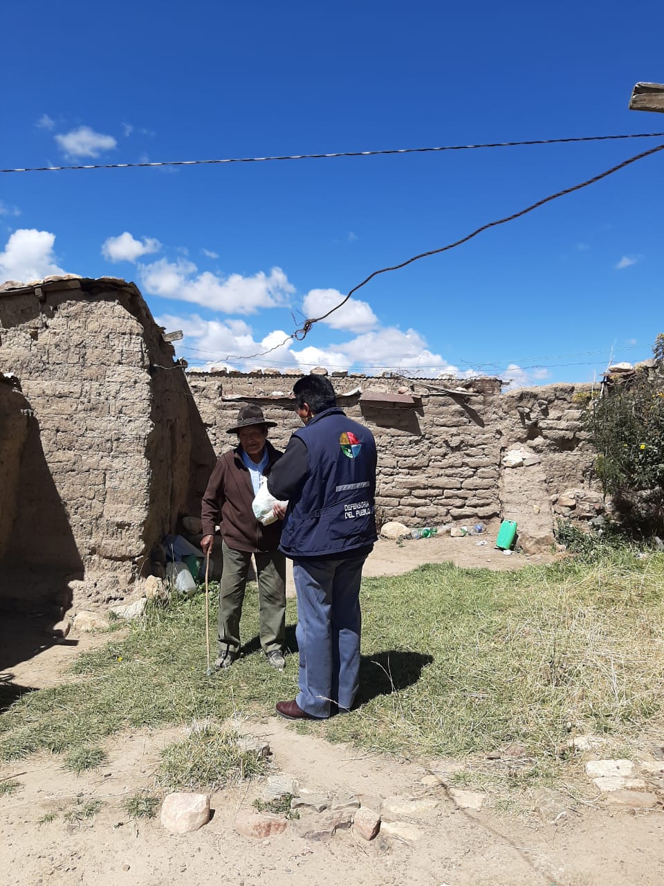 DEFENSORÍA DEL PUEBLO ENTREGA MÁS DE MEDIO CENTENAR DE BOLSAS SOLIDARIAS A FAMILIAS EN CRISIS DE CHAYANTA Y LLALLAGUA