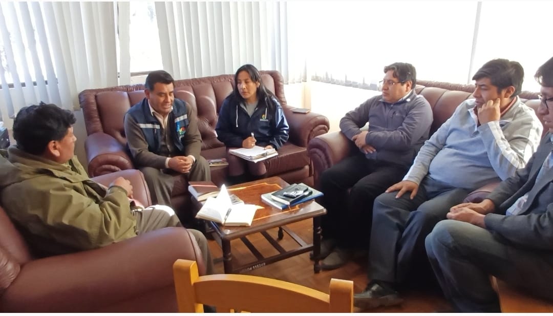 A GESTIÓN DE LA DEFENSORÍA DEL PUEBLO EN ORURO, TESISTAS DE INGENIERÍA DE SISTEMAS ELABORARAN TARJETAS DE CONTROL CON CÓDIGO QR PARA TRABAJADORAS SEXUALES