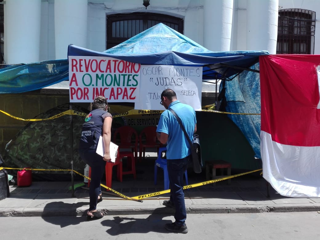 DEFENSORÍA DEL PUEBLO INSTA AL GOBIERNO DEPARTAMENTAL A PRONUNCIARSE SOBRE LA CONMINATORIA DE REINCORPORACIÓN Y HUELGA DE HAMBRE DE TRABAJADORES DEL SERVICIO DEPARTAMENTAL DE CAMINOS