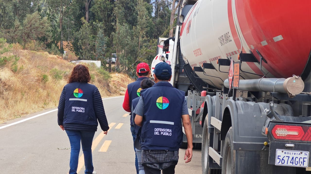 Defensoría del Pueblo se constituye en puntos de bloqueo en la carretera Cochabamba - Santa Cruz