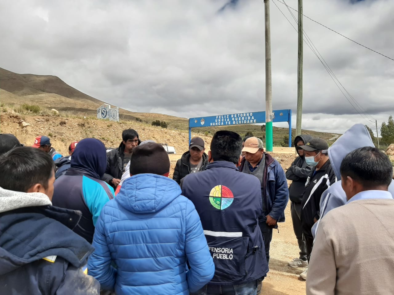 DEFENSORÍA DEL PUEBLO POSIBILITA GARANTIZAR PASO DE AMBULANCIAS POR BLOQUEOS INSTALADOS EN EL NORTE POTOSÍ