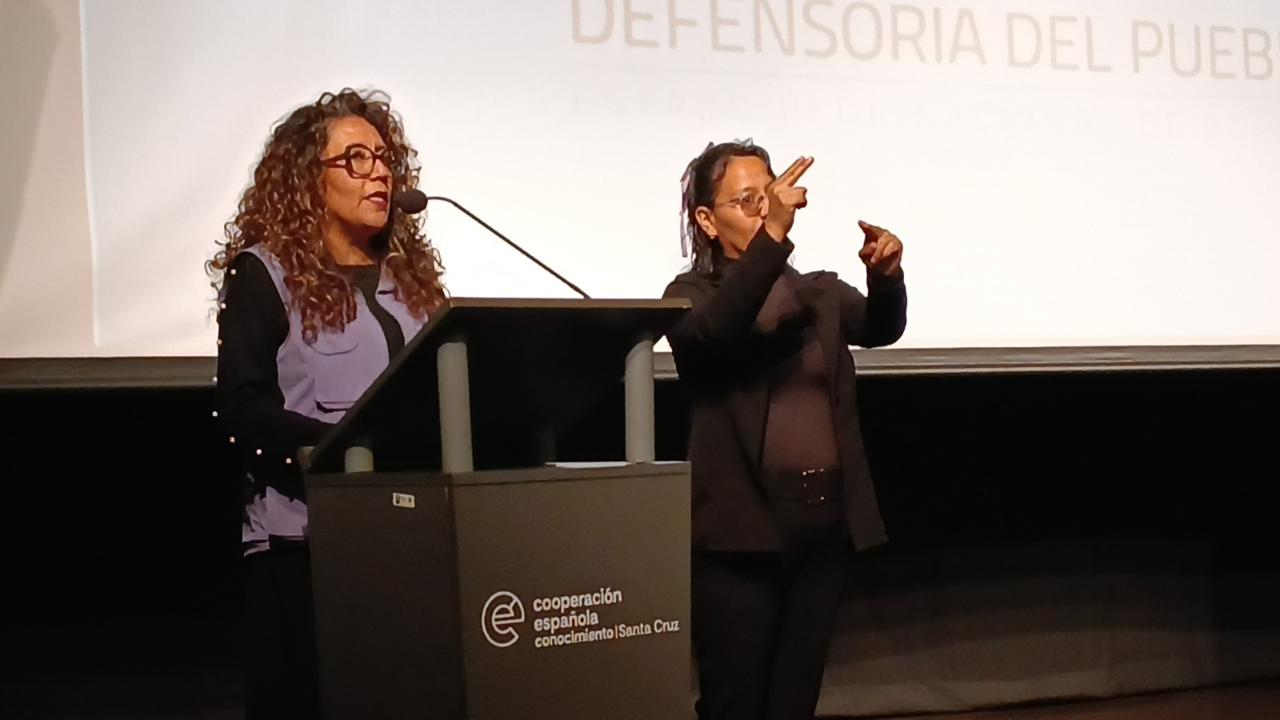 DEFENSORÍA DEL PUEBLO EN SANTA CRUZ PROMUEVE LA INCLUSIÓN Y PARTICIPACIÓN DE PERSONAS SORDAS EN EL 5.º FESTIVAL CULTURAL DE ARTES EN LENGUA DE SEÑAS BOLIVIANA