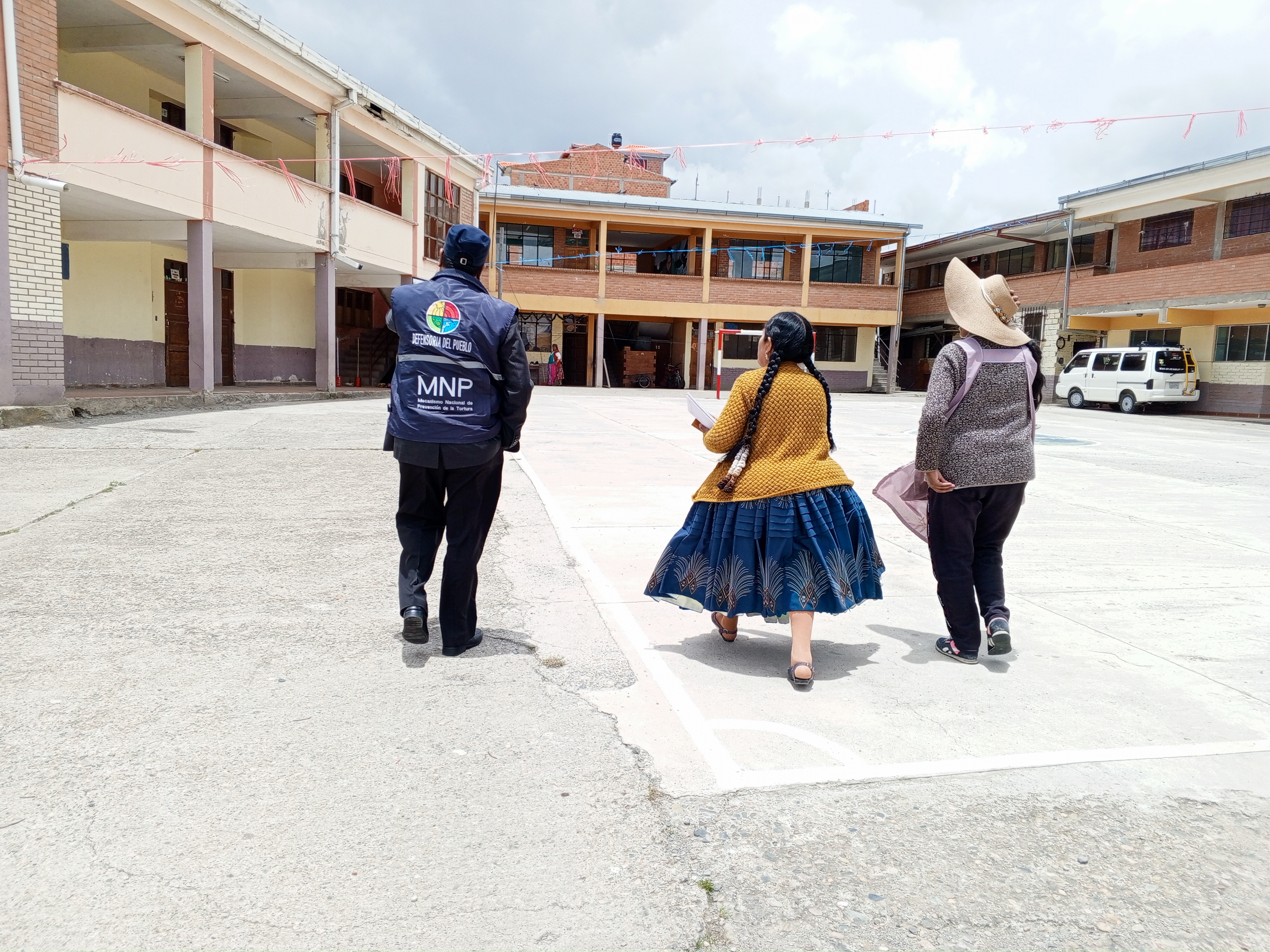 PRIMER DÍA DE VERIFICACIÓN DE LA DEFENSORÍA DEL PUEBLO IDENTIFICA FALENCIAS EN LA INFRAESTRUCTURA DE LA UNIDAD EDUCATIVA MARISCAL DE ZEPITA EN EL ALTO