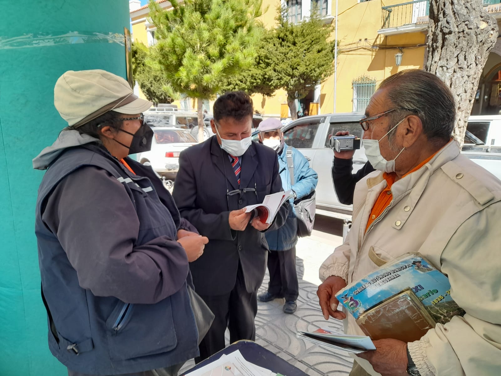 DEFENSORÍA DEL PUEBLO E INSTITUCIONES PÚBLICAS DE POTOSÍ REALIZAN FERIA INFORMATIVA SOBRE LOS DERECHOS DE ADULTOS MAYORES