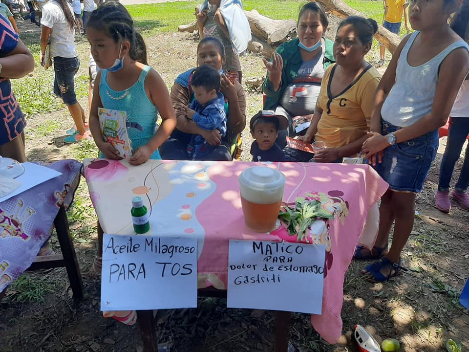 El Delegado Defensorial Departamental de Santa Cruz participó de la feria de comidas típicas y remedios caseros de la comunidad guaraní de Betania del municipio de Fernández Alonso e hizo entrega de estuches escolares a 86 estudiantes del ciclo primario d