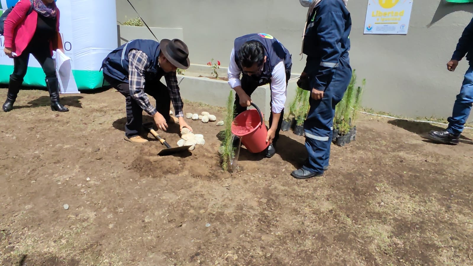 Con sembrado de plantines, Defensoría del Pueblo inicia actividades por su 25 aniversario y los 75 años de la Declaración Universal de los Derechos Humanos