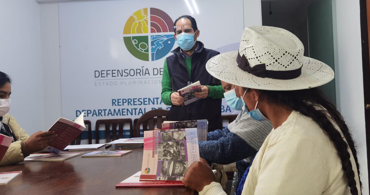 DEFENSORÍA DEL PUEBLO SOCIALIZA PAQUETE NORMATIVO CONTRA EL ACOSO Y VIOLENCIA POLÍTICA HACIA LAS MUJERES Y EL INFORME DEFENSORIAL COMPLEMENTO NUTRICIONAL PARA LAS PERSONAS ADULTAS MAYORES “CARMELO”, AL CONCEJO MUNICIPAL DE TIRAQUE