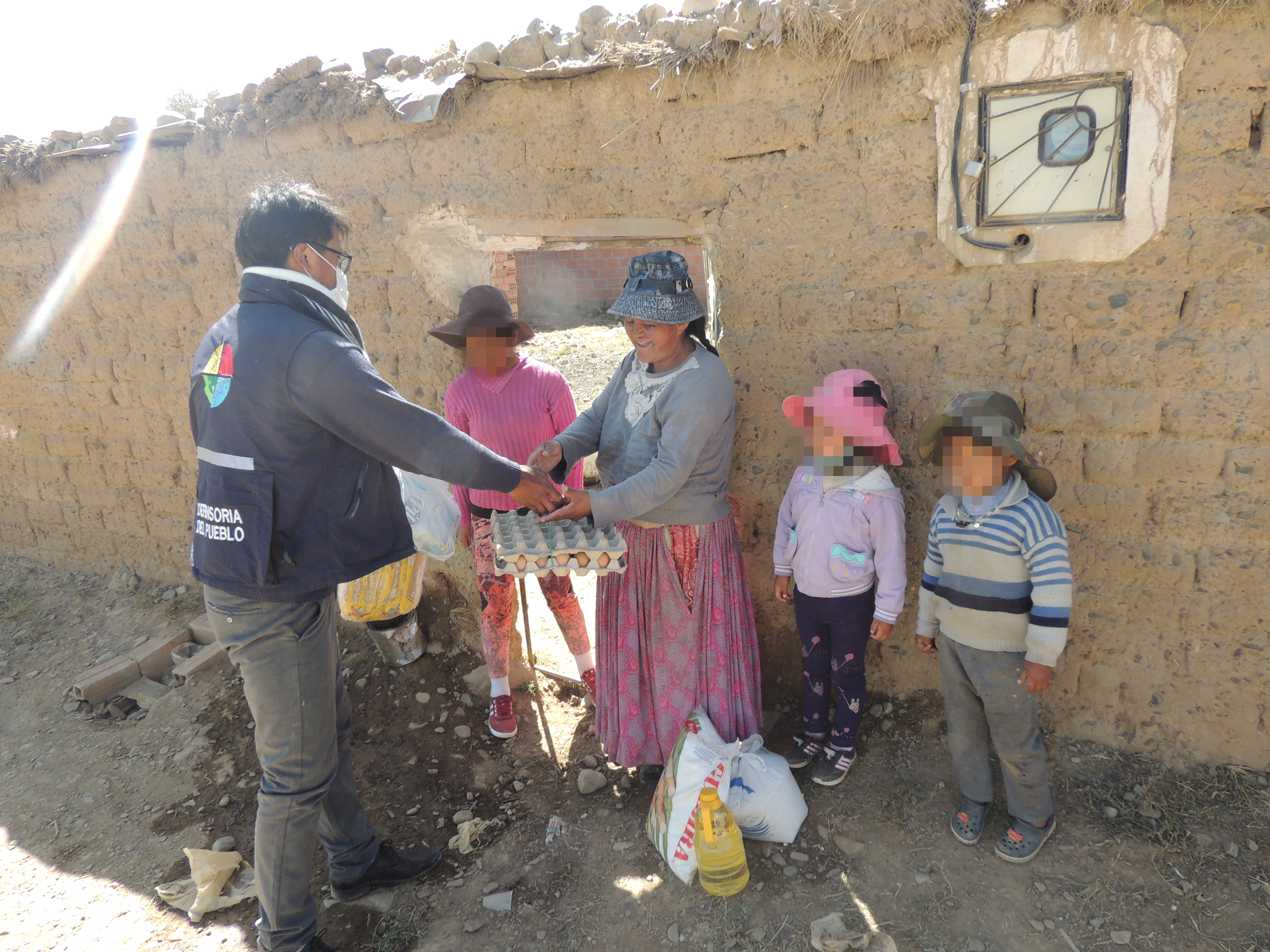 DEFENSORÍA DEL PUEBLO ENTREGA VÍVERES A FAMILIAS HUMILDES DE LOS MUNICIPIOS EL ALTO Y VIACHA