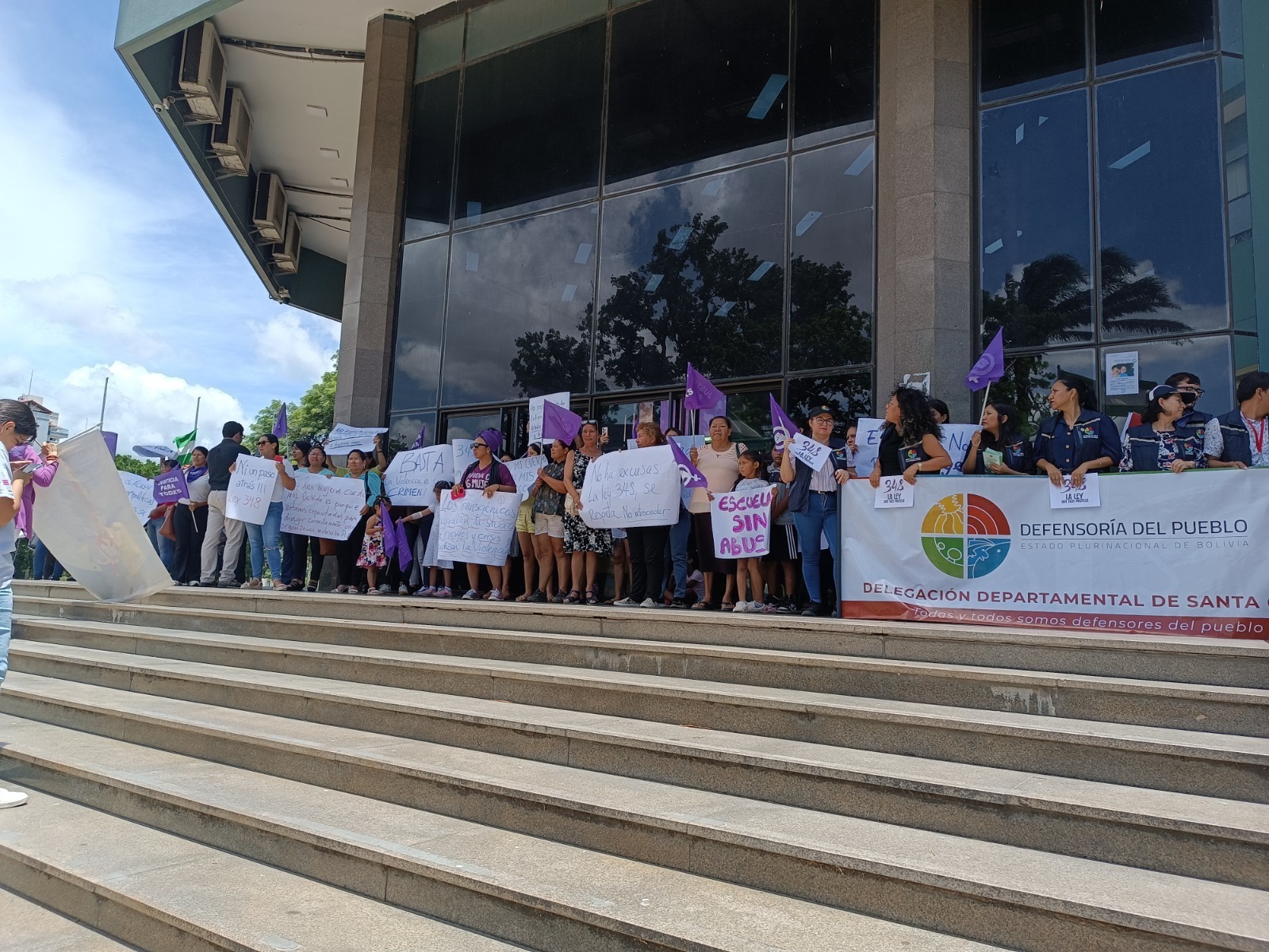 EN EL MARCO DEL 25N LA DEFENSORÍA DEL PUEBLO EN SANTA CRUZ, PARTICIPO DE UN PLANTÓN POR LA REIVINDICACIÓN DE LOS DERECHOS DE LAS MUJERES EN SITUACIÓN DE VULNERABILIDAD.