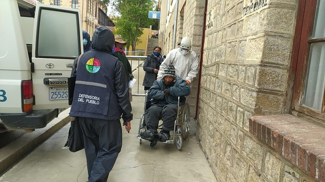 Defensoría del Pueblo coadyuva en la internación de adulto mayor que padece de necrosis en las piernas, en el Hospital de Clínicas