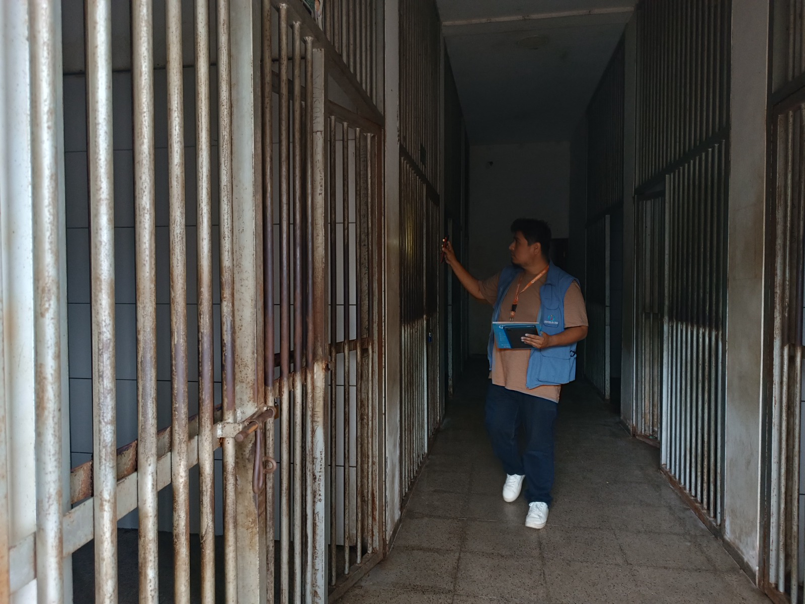 DEFENSORÍA DEL PUEBLO EVIDENCIA CONDICIONES DEPLORABLES EN CELDAS DE LA EPI 3 DEL PLAN 3000 EN SANTA CRUZ.