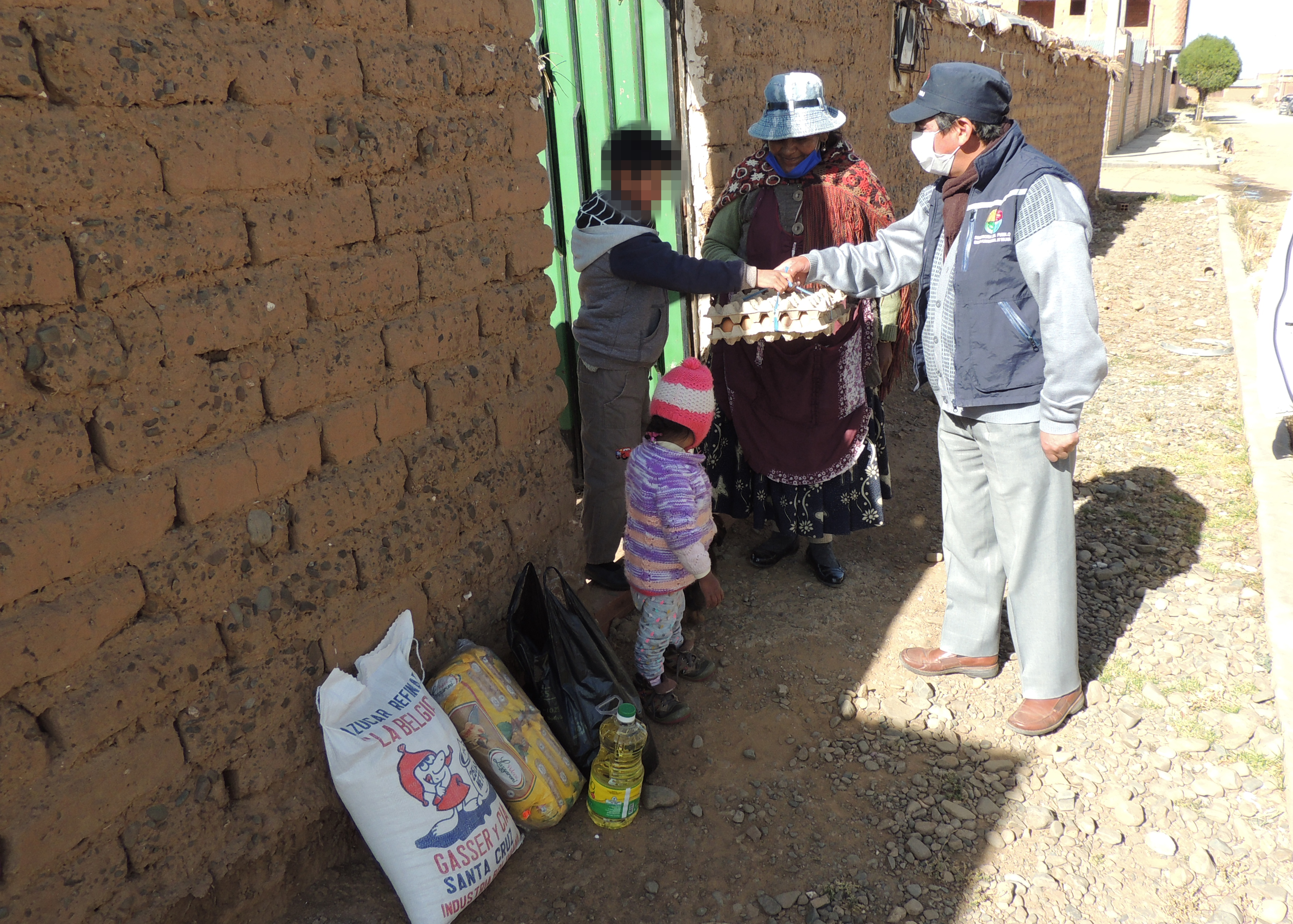 FAMILIAS ALTEÑAS EN SITUACIÓN DE VULNERABILIDAD RECIBEN AYUDA SOLIDARIA DE LA DEFENSORÍA DEL PUEBLO