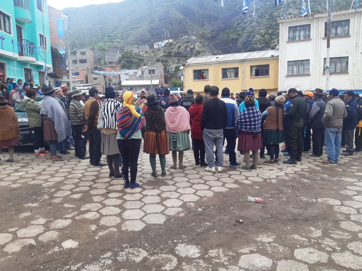 DEFENSORÍA DEL PUEBLO Y POLICÍA BOLIVIANA RESCATAN A PERSONAS ACUSADOS DE ROBO EN CHUQUIHUTA POTOSÍ