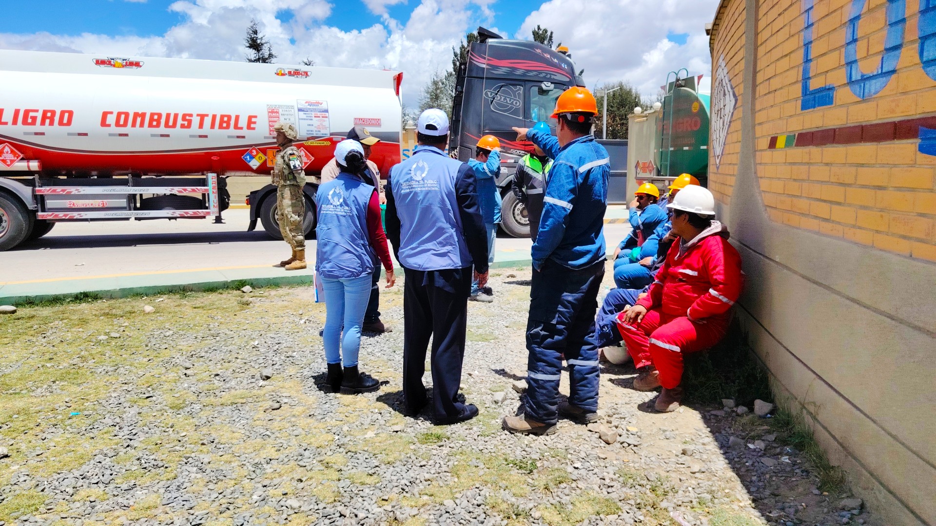 DEFENSORÍA DEL PUEBLO EXHORTA A YPFB AGILIZAR DESCARGA DE COMBUSTIBLE Y MEJORAR CONDICIONES DE ESPERA PARA CHOFERES DE CISTERNAS