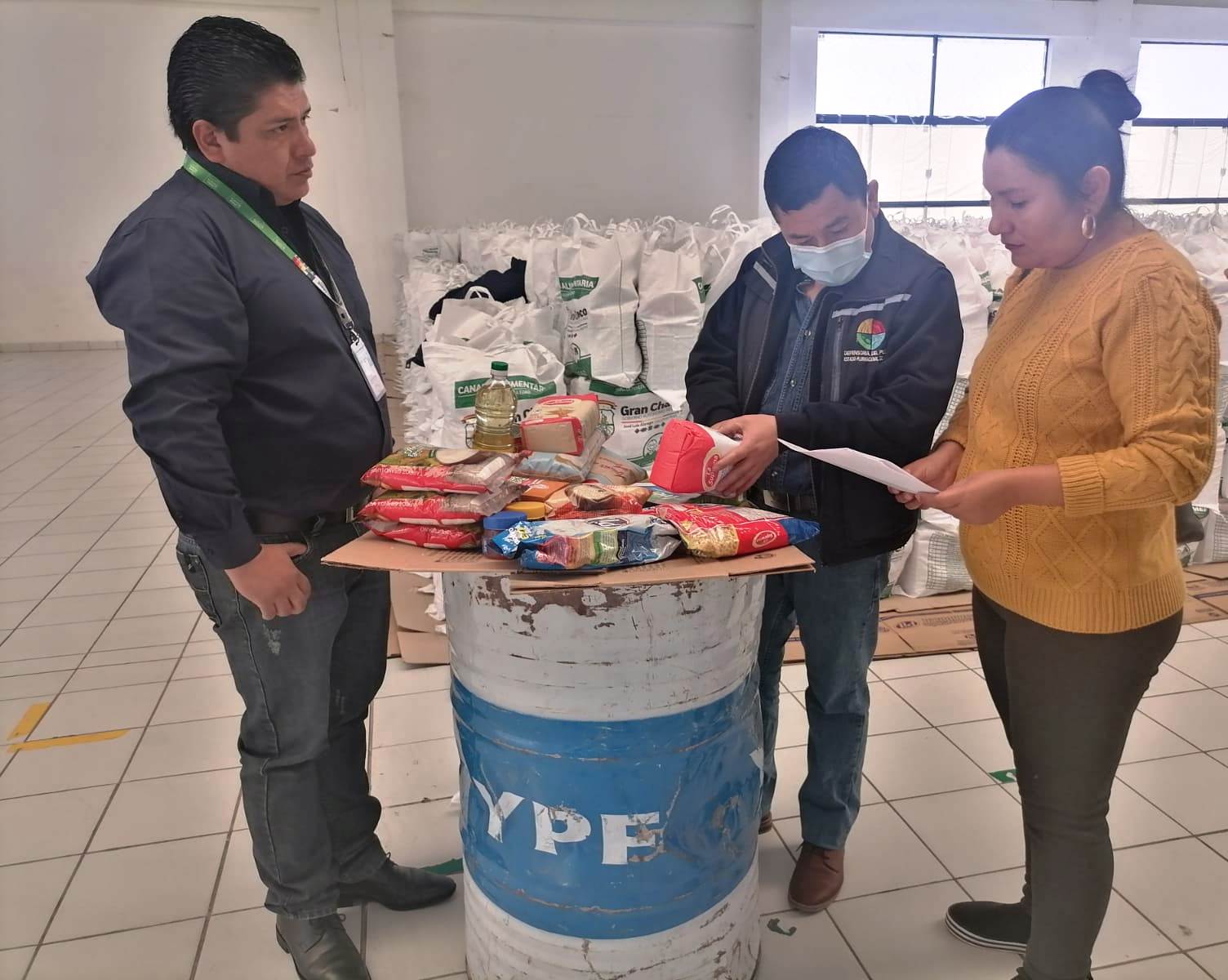 DEFENSORÍA DEL PUEBLO VERIFICA CALIDAD DE PRODUCTOS DE LA CANASTA ALIMENTARIA QUE SERÁ ENTREGADA A OCHO MIL ADULTOS MAYORES DEL MUNICIPIO DE YACUIBA