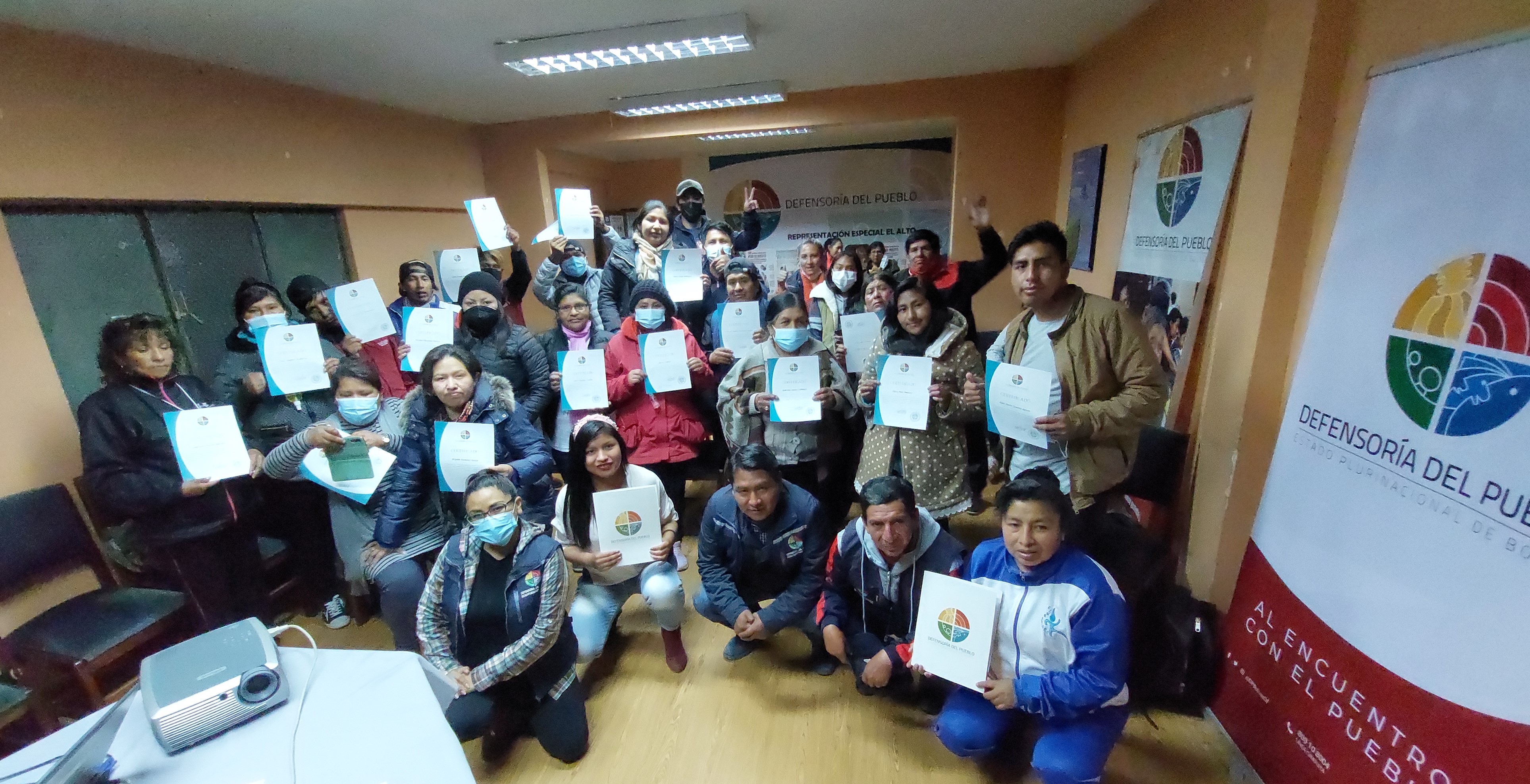 Defensoría del Pueblo entrega certificados de participación a la Asociación de Personas Sordas de El Alto tras culminar el Taller de prevención de la violencia