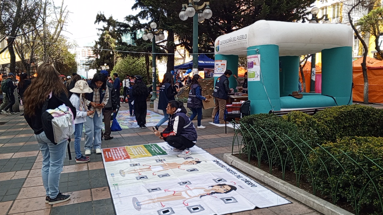 La Paz: Defensoría del Pueblo informó, educó y orientó en Derechos Humanos a la población que participó de la Feria del Mil Colores El Prado