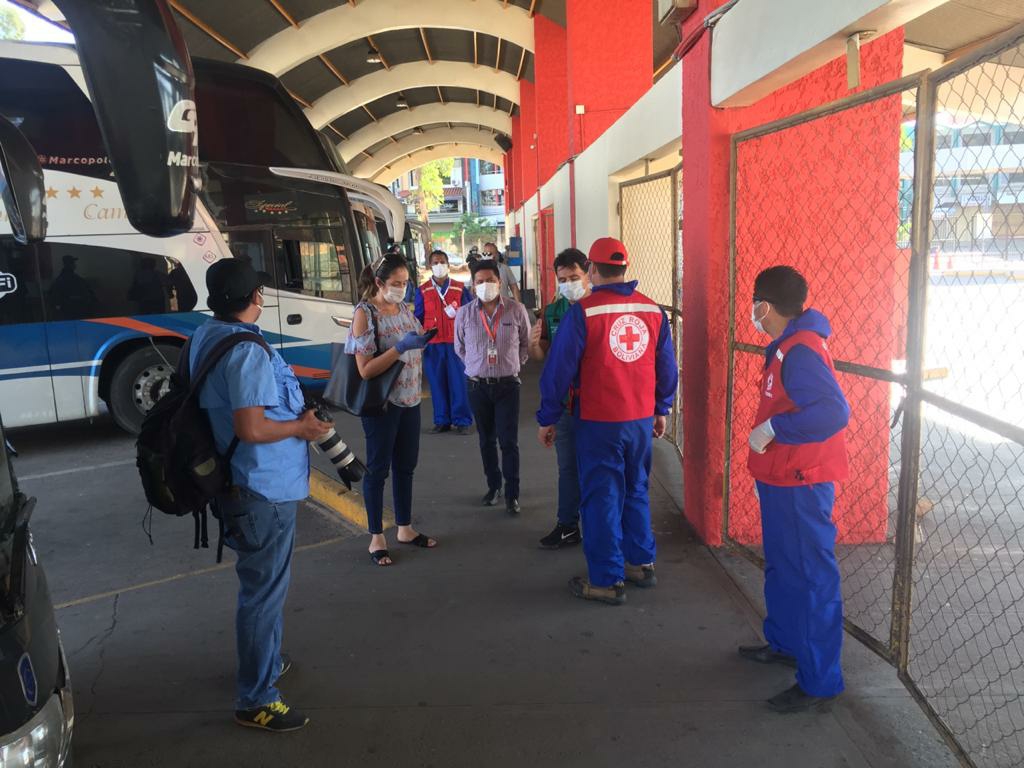 LA DEFENSORÍA DEL PUEBLO SE CONSTITUYÓ EN LA TERMINAL BIMODAL DE SANTA CRUZ PARA VERIFICAR EL TRASLADO DE LOS BOLIVIANOS QUE LLEGARON DE PISIGA