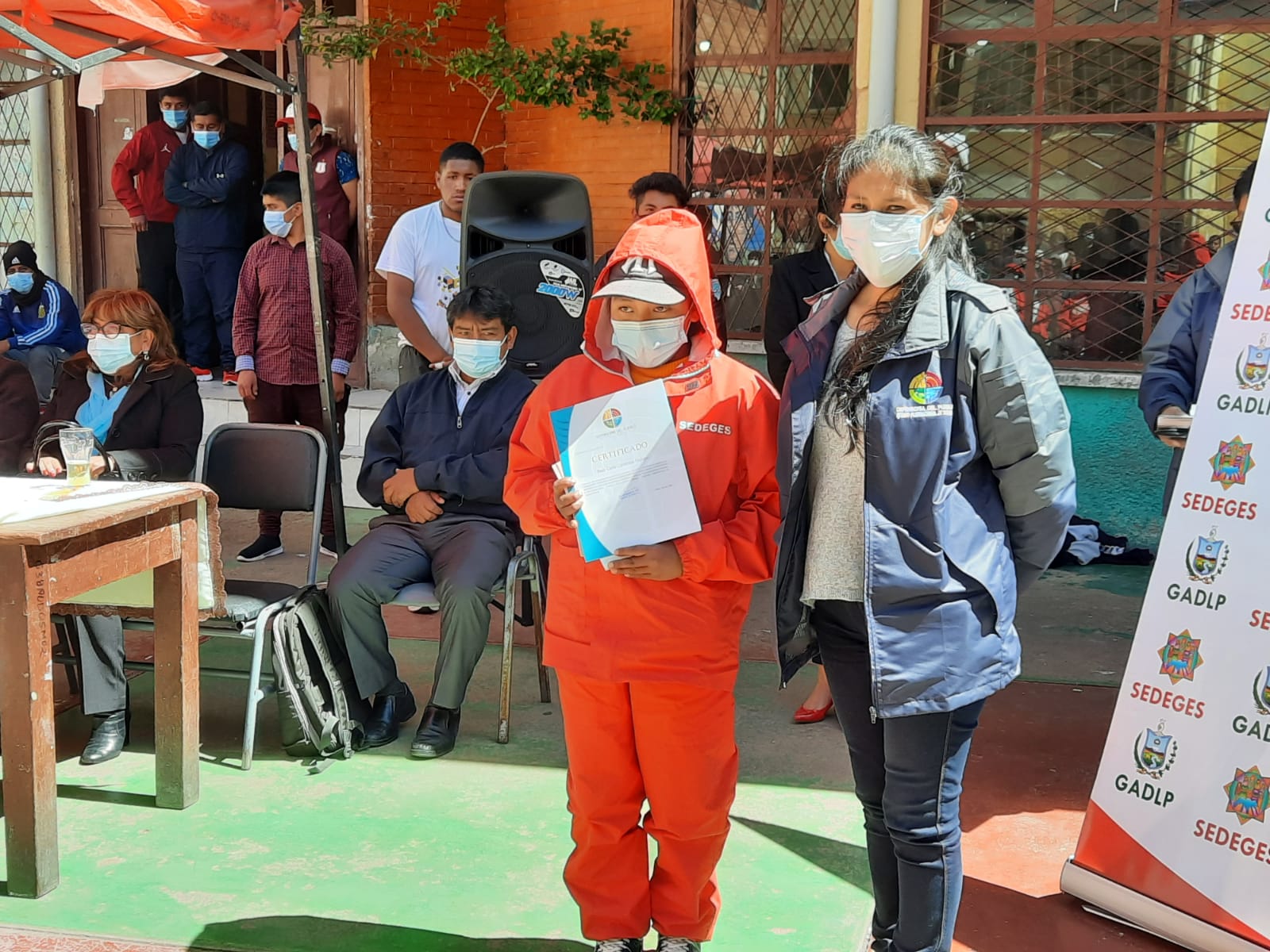 DELEGACIÓN DEFENSORIAL DEPARTAMENTAL DE LA PAZ HACE ENTREGA DE TEXTOS Y CERTIFICADOS A LAS Y LOS ADOLESCENTES QUE PARTICIPARON EN EL PROGRAMA "REESCRIBIÉNDONOS"