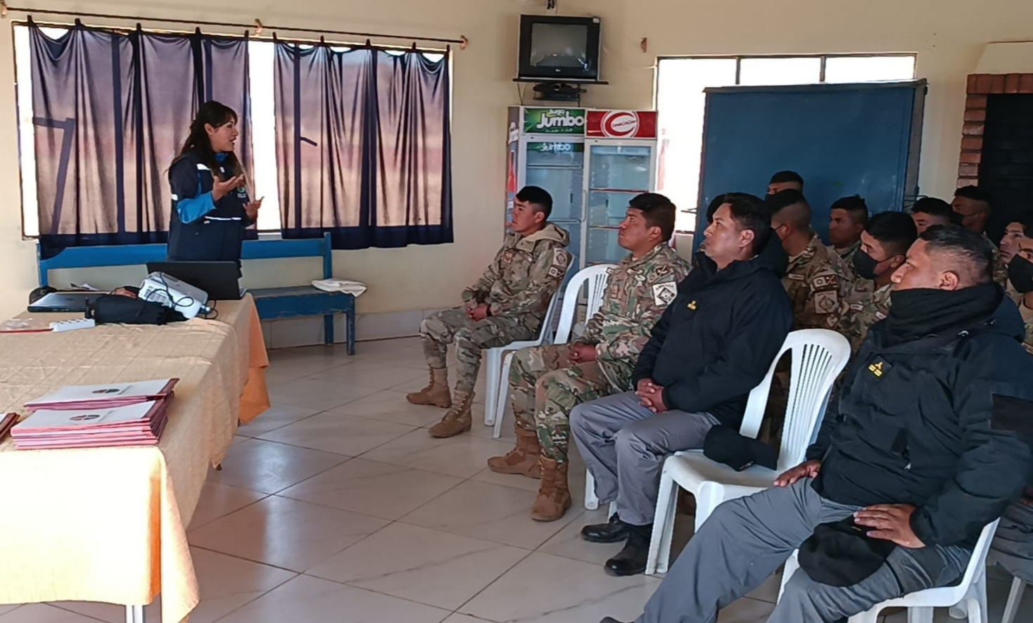 La Defensoría del Pueblo socializa las leyes 870 y la 1397 a los instructores y marineros de la Base Naval de Guaqui